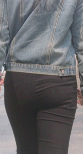 夹这么紧走不难受吗