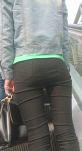 紧身黑裤小妹上楼梯