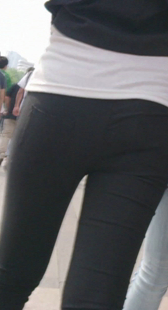 黑紧布裤和包臀牛仔