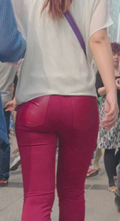 圆臀红紧裤少妇