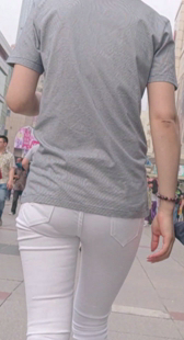 高挑白紧布裤内痕明显