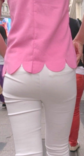 街拍性感圆臀白紧裤少妇