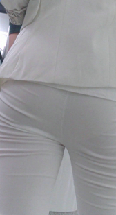 地铁性感圆臀白紧裤