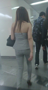 紧身布裤上楼梯