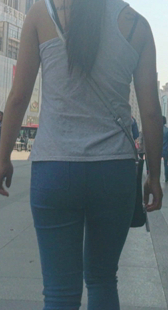 包臀紧裤很是会扭