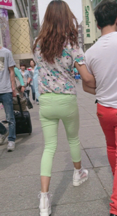 街拍布裤少妇内痕紧