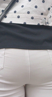 大屁股白裤成熟少妇