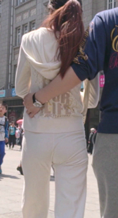 街拍白裤性感内痕