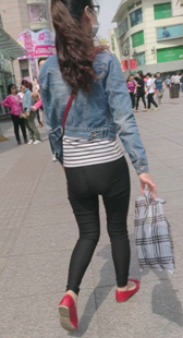 街拍大屁股少妇打底黑裤