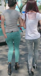 翘臀牛仔布裤两姐妹