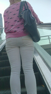 长腿包臀老外上电梯