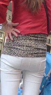 高挑包臀内痕白裤