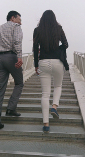 白紧布裤小少妇上楼梯