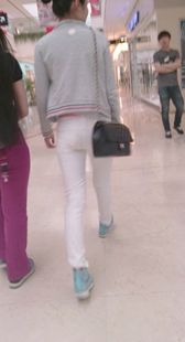 商场包臀白紧裤视频