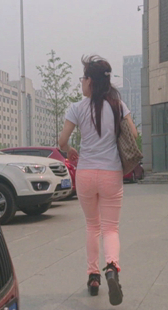 街拍粉裤少妇视频