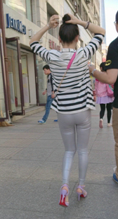 性感白紧皮裤少妇