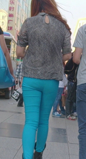 街拍蓝紧包臀小少妇