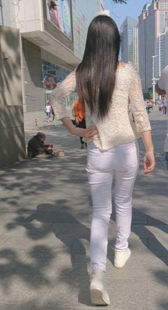 白裤圆臀小少妇