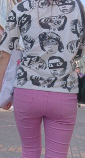 街拍粉裤包臀少妇