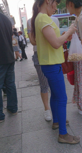 街拍蓝紧包臀少妇