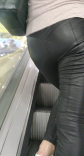 超紧皮裤大屁股上电梯