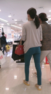 包臀少妇逛商场