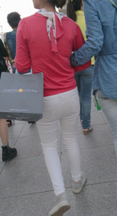 街拍包臀白裤PP看起来很结实