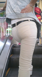 性感包臀白裤上电梯