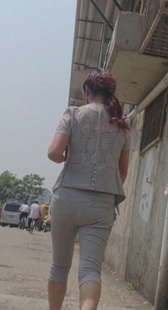 成熟小少妇走起来就是不一样