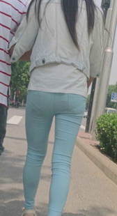 蓝裤细腿小少妇