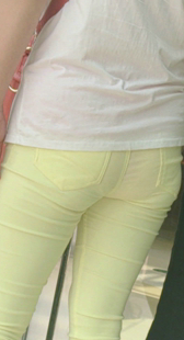 街拍黄裤少妇内痕超紧