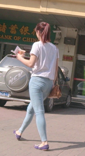 蓝紧包臀小少妇还对你笑