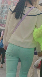 紧身包臀打底裤小妹