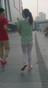 街拍花裤小情侣