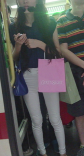 靓丽少女丰臀白紧裤