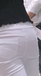 翘臀白紧裤