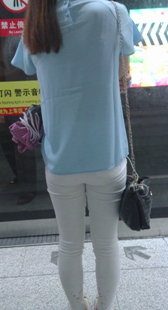 地铁白紧布裤