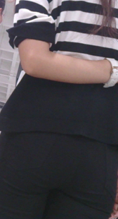 展会黑紧包臀少妇