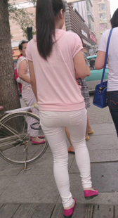 白紧包臀真会扭