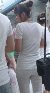 地铁超紧白裤少妇