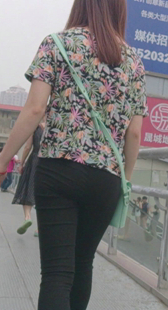 大屁股黑裤少妇上楼梯