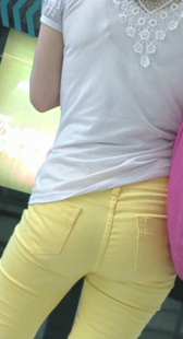 地铁黄裤深沟少妇