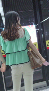 地铁白裤少妇身材变形