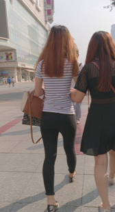 宽臀黑裤真会扭