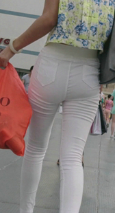 长腿性感白裤上楼梯