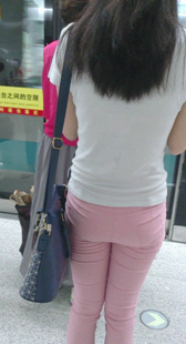 地铁粉裤小少妇
