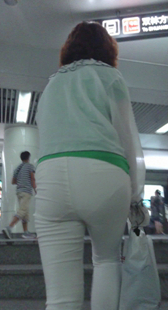 大屁股白裤少妇上楼梯