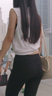 黑紧包臀少妇身材好