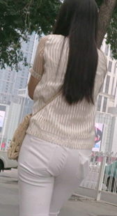 街拍白紧裤圆臀