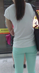 地铁包臀打底裤少妇